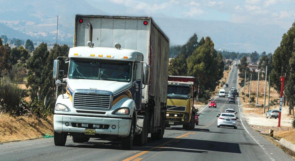 Conoce los tipos de camiones en Perú: guía completa para el transporte de carga por carretera - Cover Image